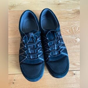 Suede and mesh uppers are accented with bands of webbing, good condition